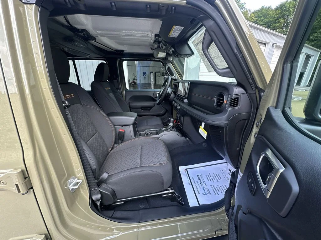 Used 2025 Green Jeep Mojave image 16