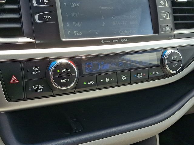 Used 2017 Silver Toyota XLE image 17