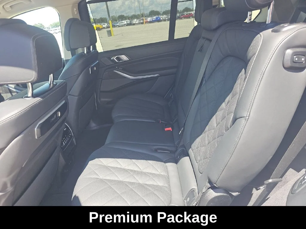 Used 2025 White BMW xDrive40i image 8