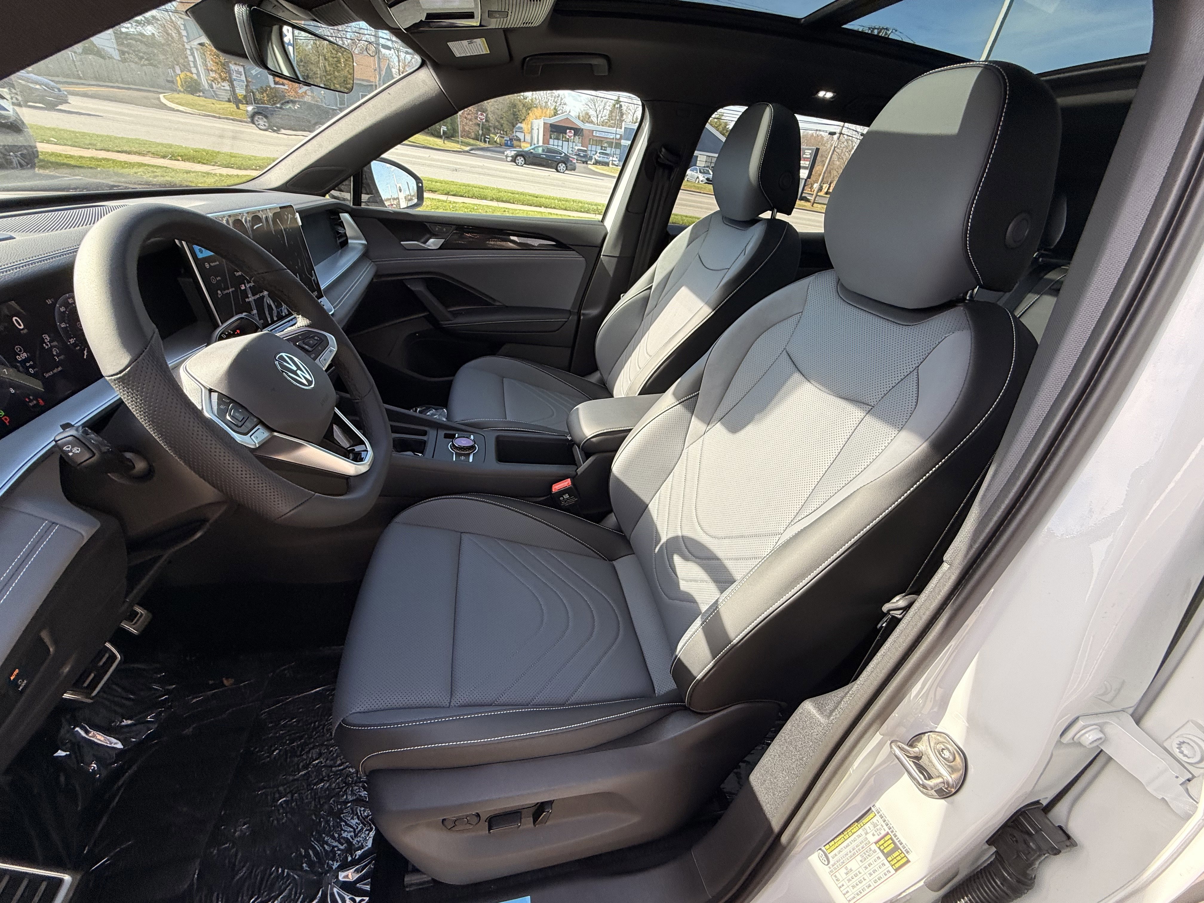 New 2026 Opal White W/Deep Black Roof Volkswagen SE R-Line Black image 21