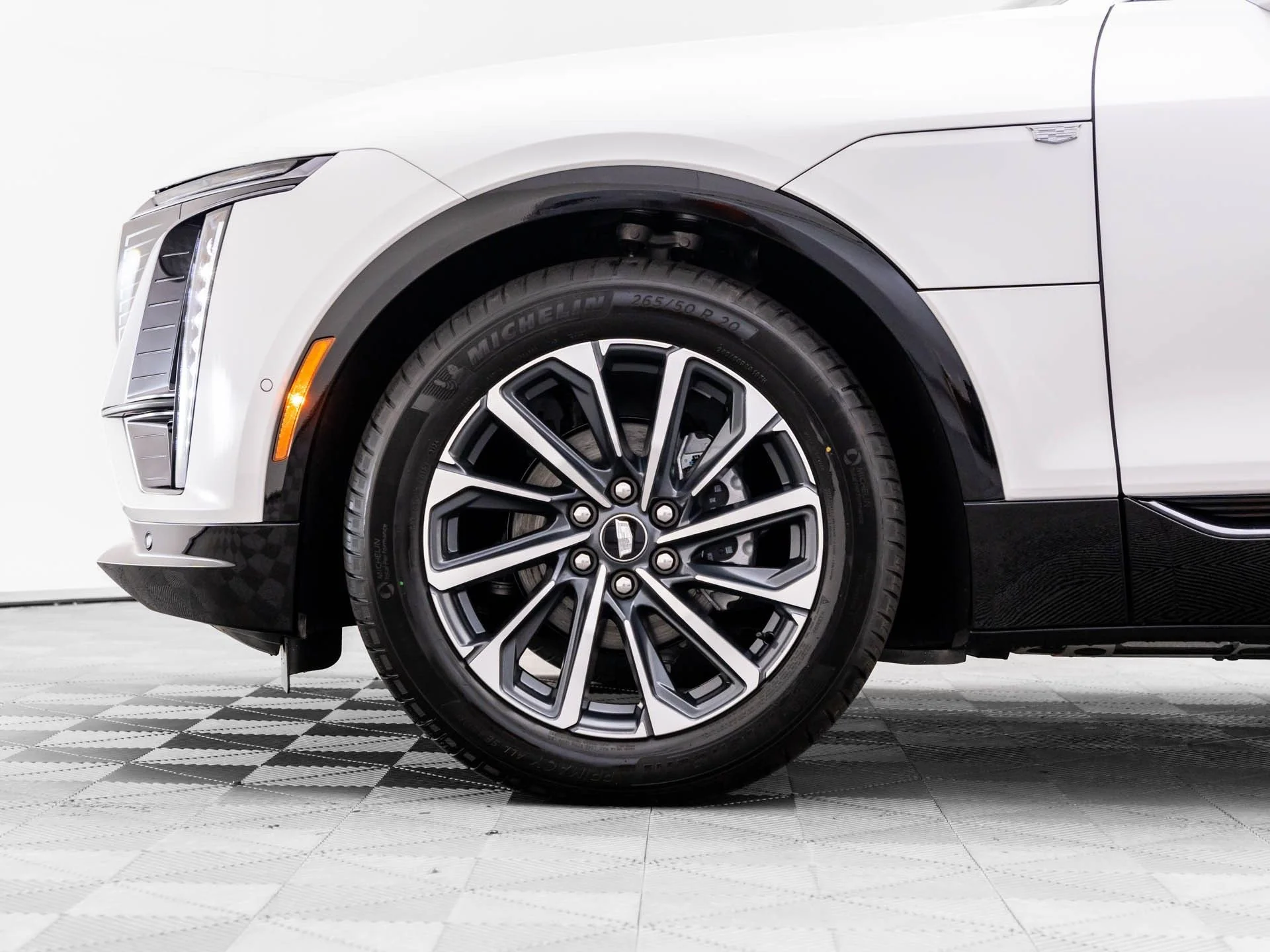 Used 2025 White Cadillac Sport image 23