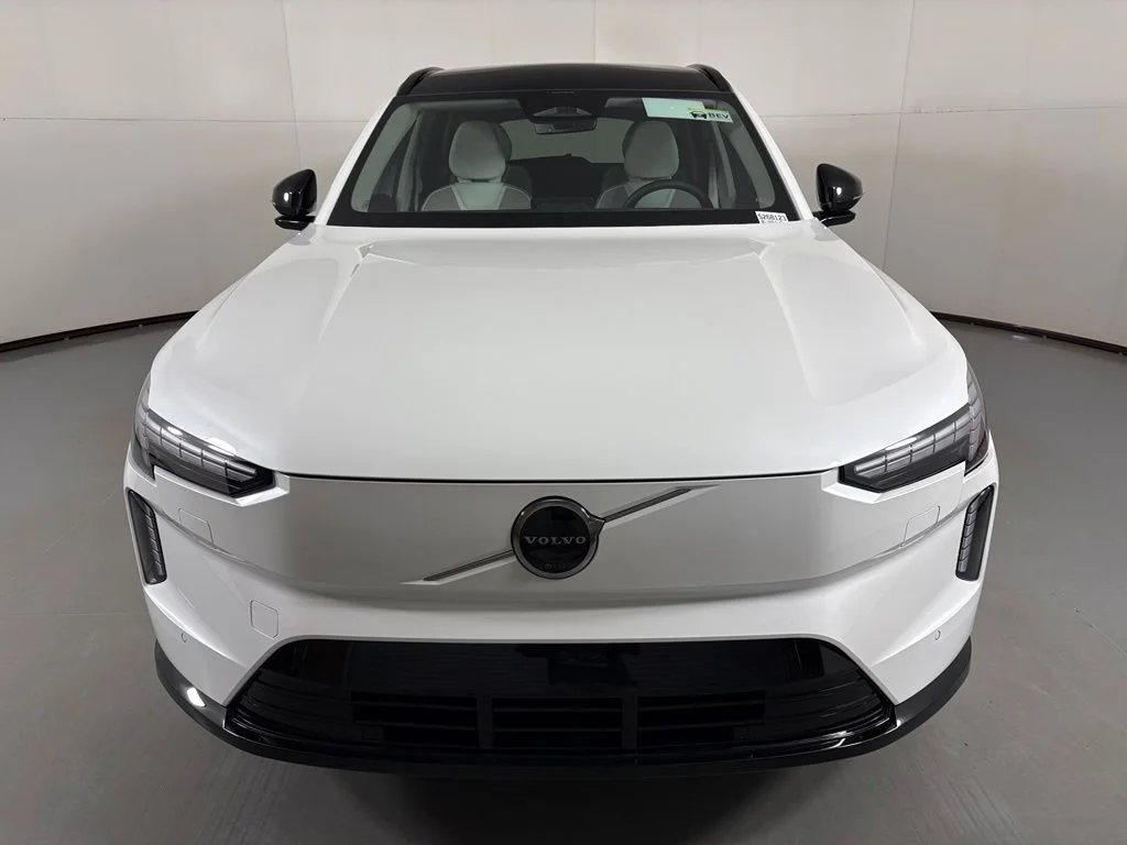 New 2026 Crystal White Volvo Plus image 3