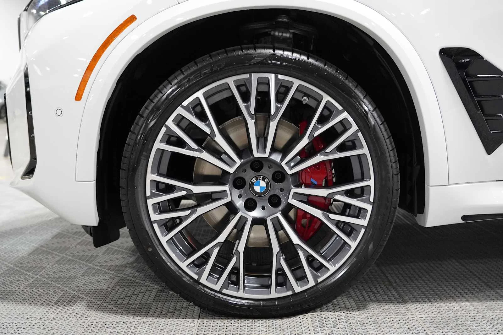 New 2026 Mineral White Metallic BMW xDrive40i image 7