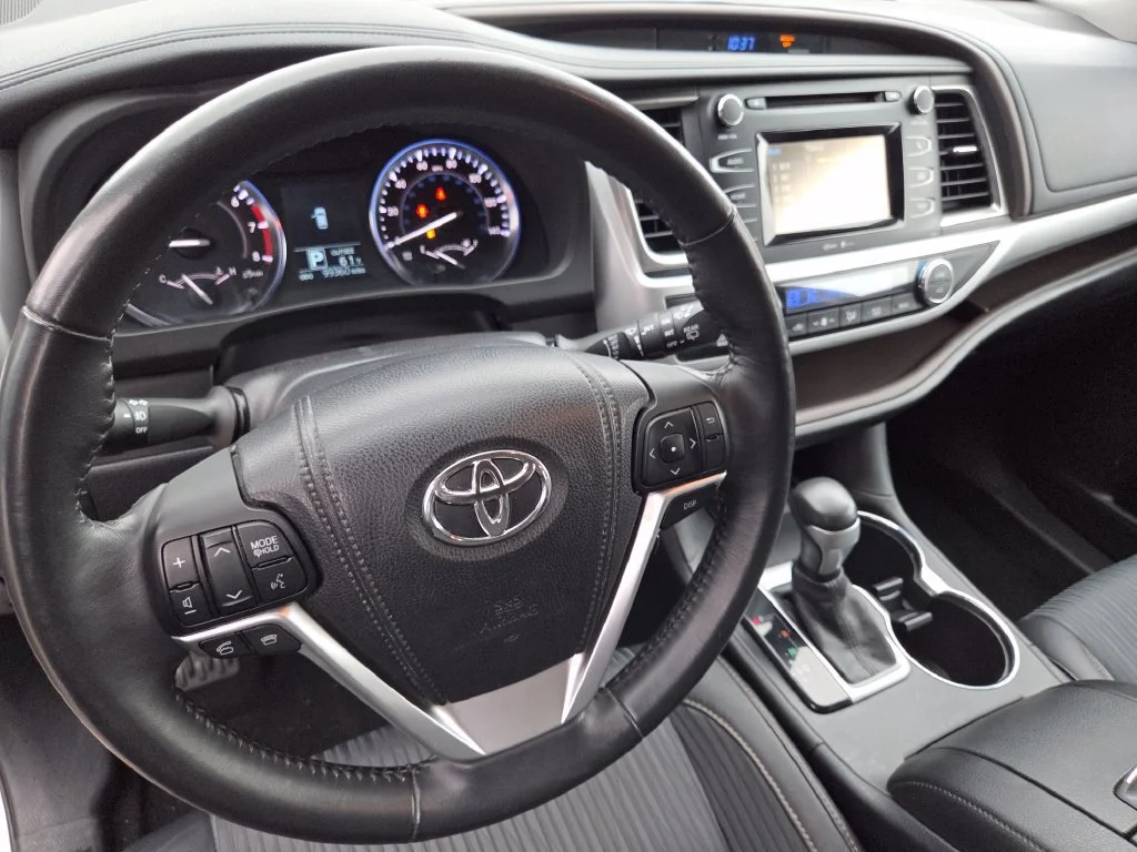 Used 2015 Blizzard Pearl Toyota LE Plus image 35