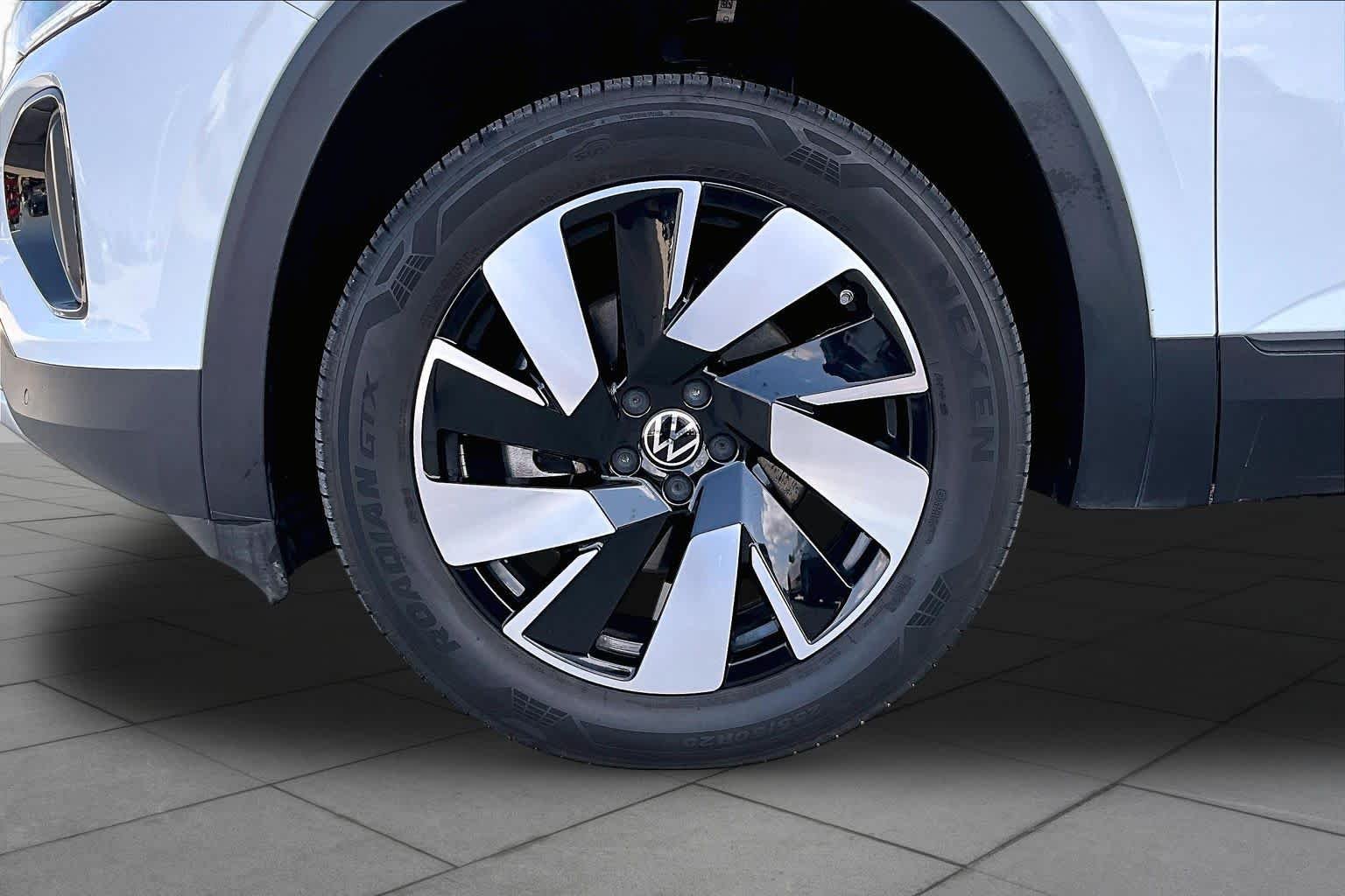 Used 2024 Pure White Volkswagen 2.0T SE w/Technology image 11