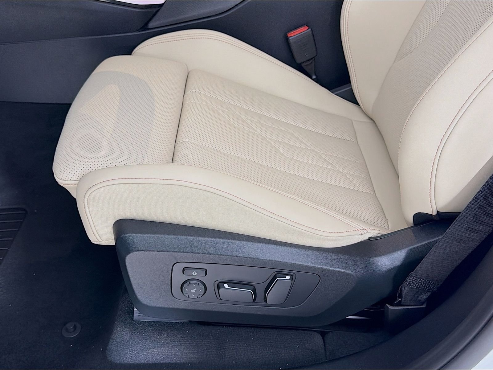 New 2026 Mineral White Metallic BMW 30 xDrive image 18