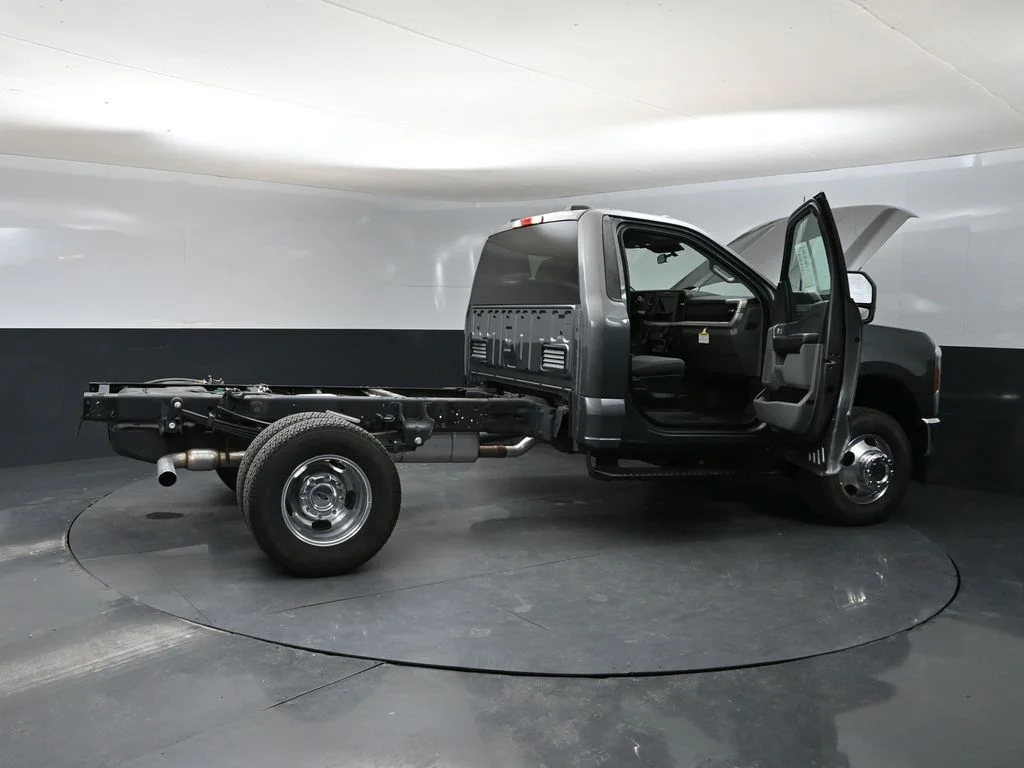 2026 Ford F-350 Super Duty Chassis Cab XLT - Photo 35