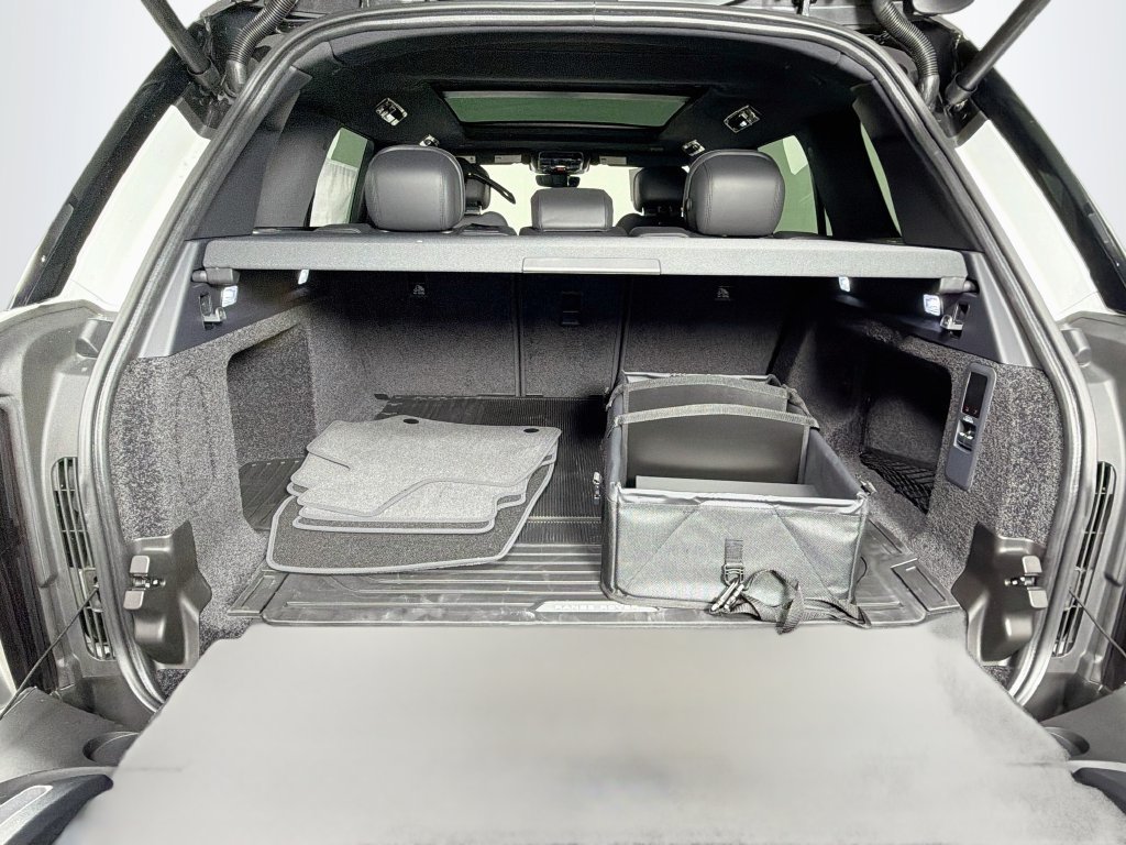 New 2027 Fuji White Land Rover SE image 28
