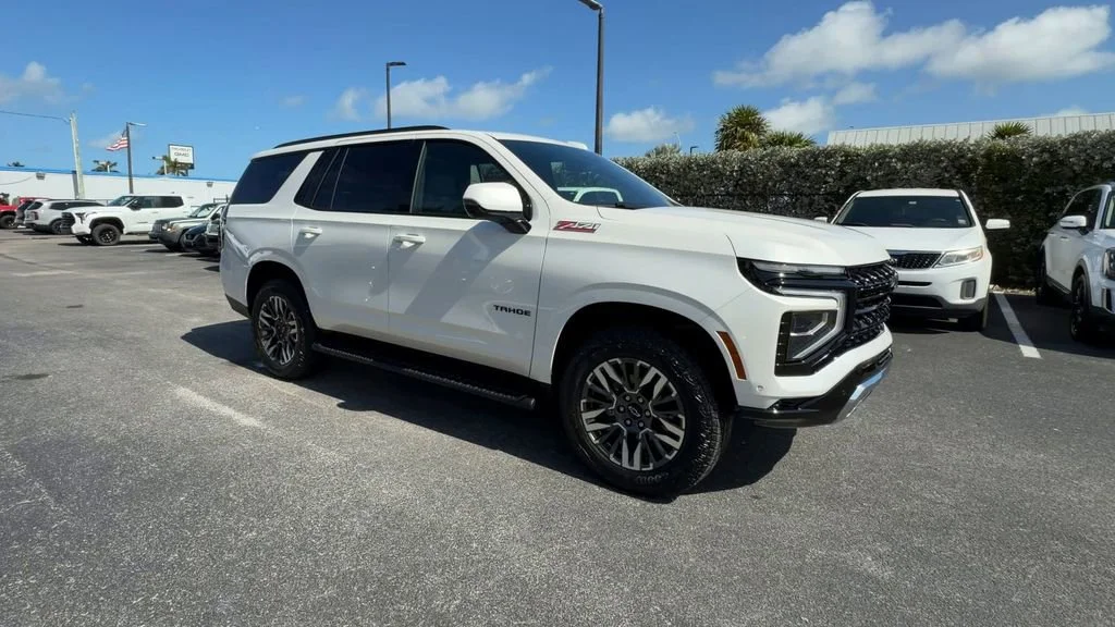 Used 2025 Iridescent Pearl Tricoat Chevrolet Z71 image 2