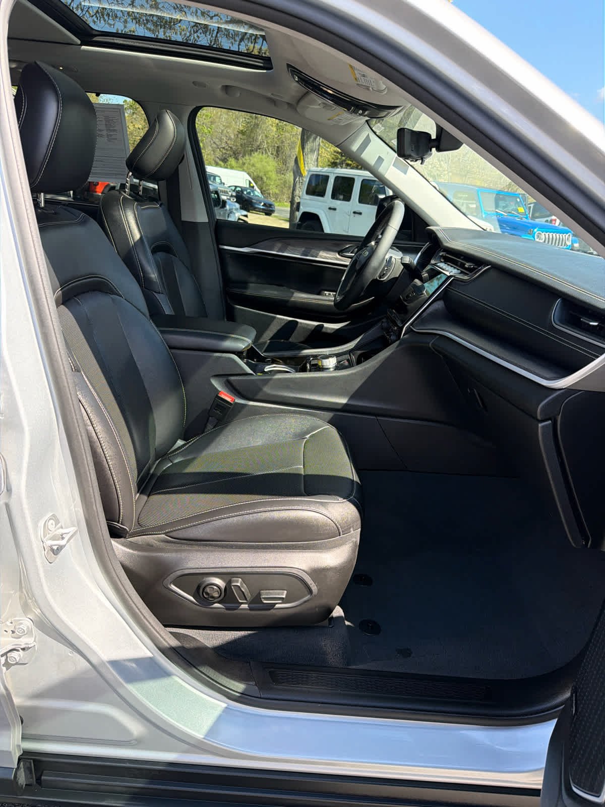 Used 2023 Silver Zynith Jeep Limited image 23