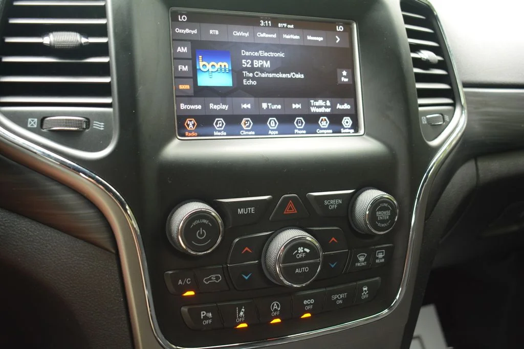Used 2020 Black Jeep Laredo E image 15