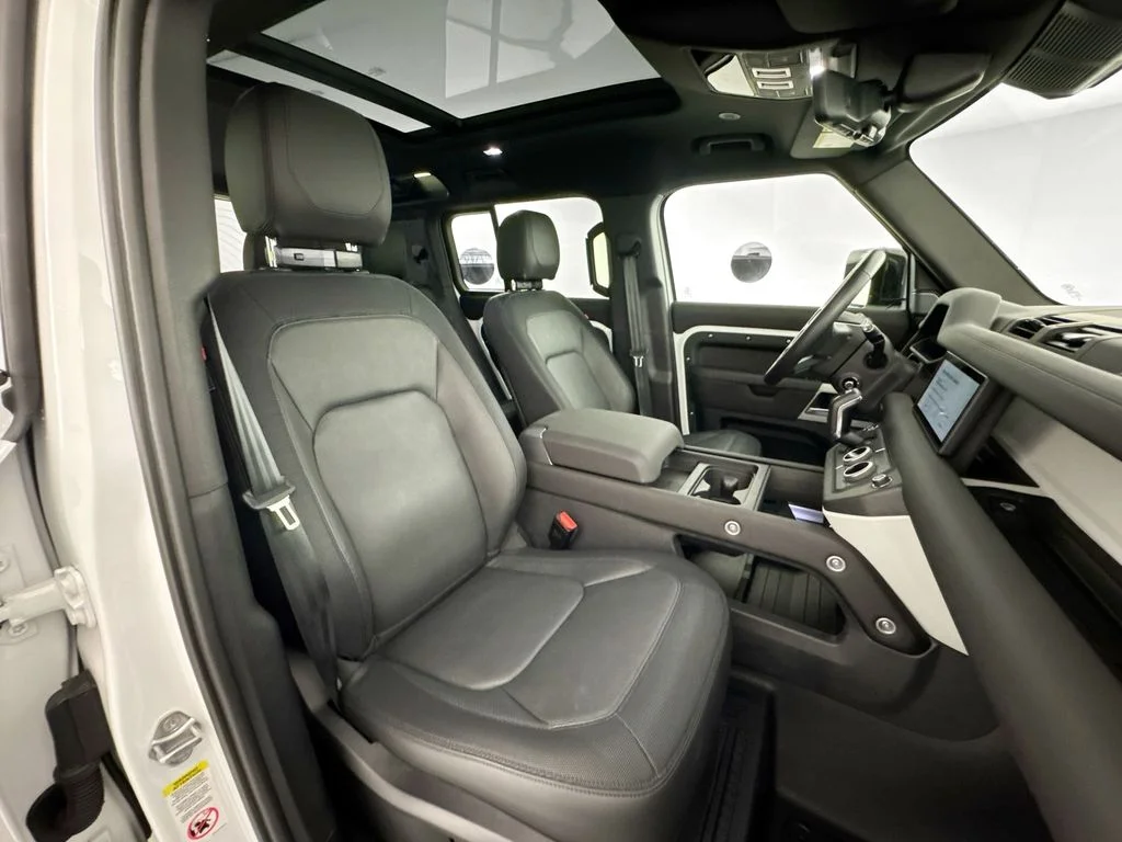 Used 2024 White Land Rover X-Dynamic SE image 28