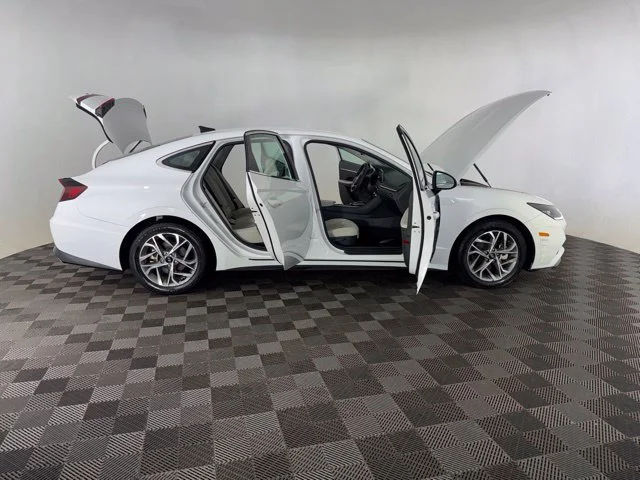 Used 2023 White Hyundai SEL image 16