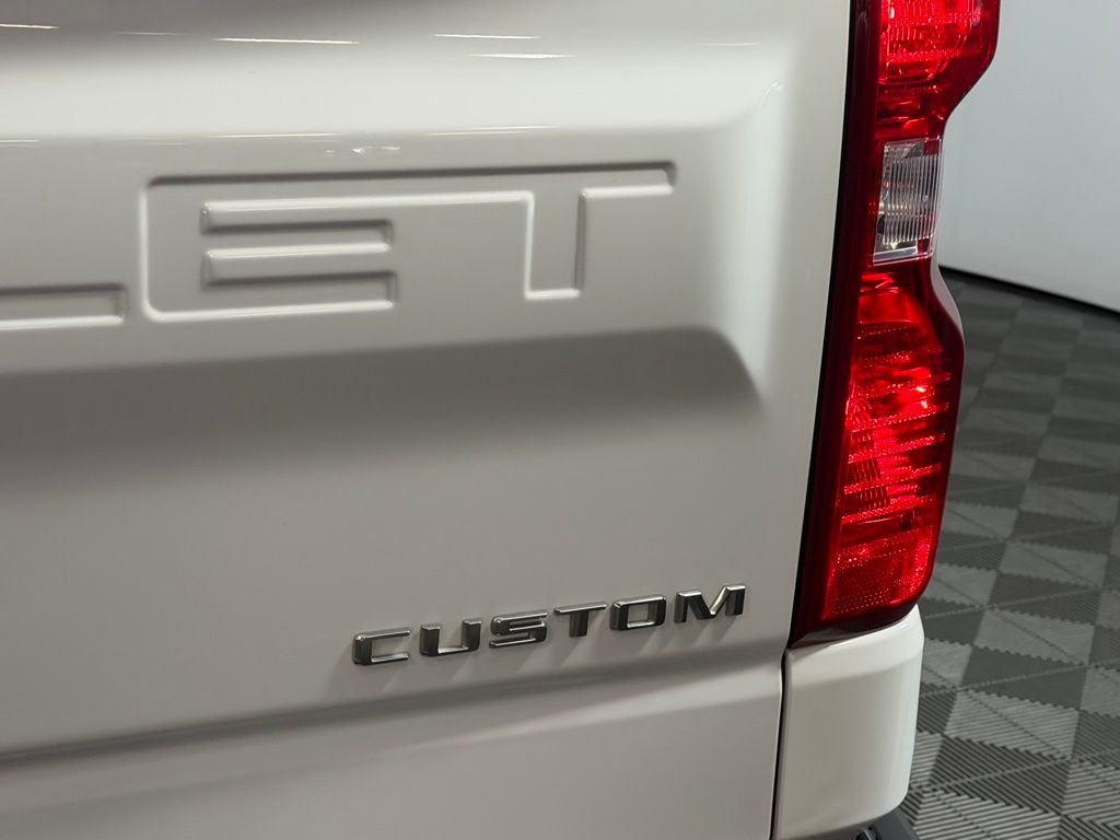 Used 2025 White Chevrolet Custom image 13