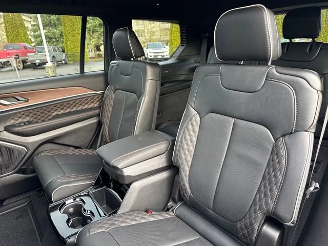 New 2025 Diamond Black Crystal Pearl-Coat Exterior Paint Jeep Summit image 30
