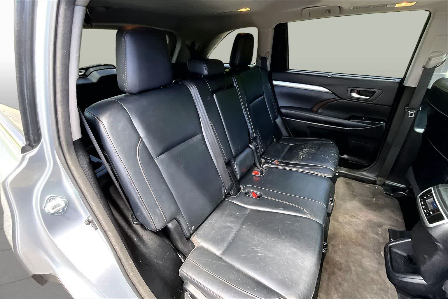 Used 2015 Silver Sky Metallic Toyota XLE image 20