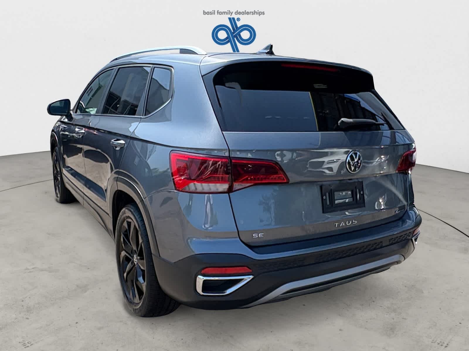 Used 2022 Platinum Gray Metallic Volkswagen SE image 5