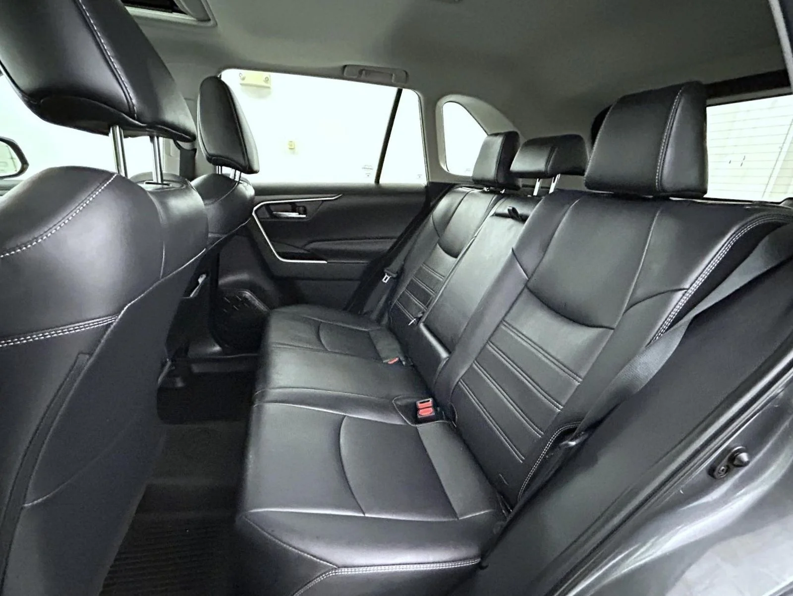 Used 2020 Gray Toyota XLE Premium image 19