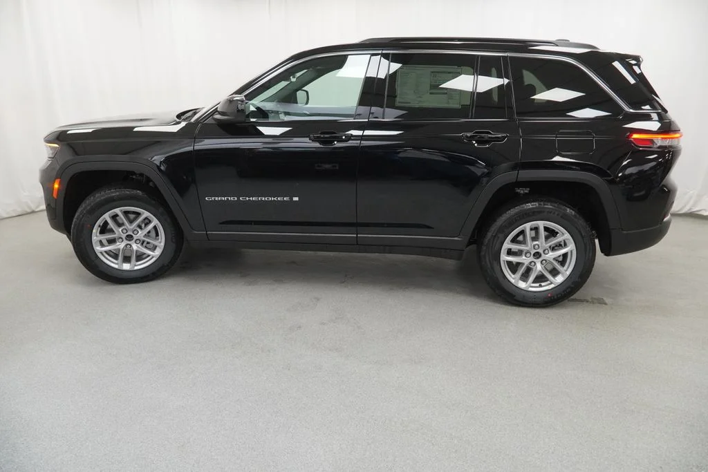 New 2026 Diamond Black Crystal Pearl-Coat Exterior Paint Jeep Laredo X image 14