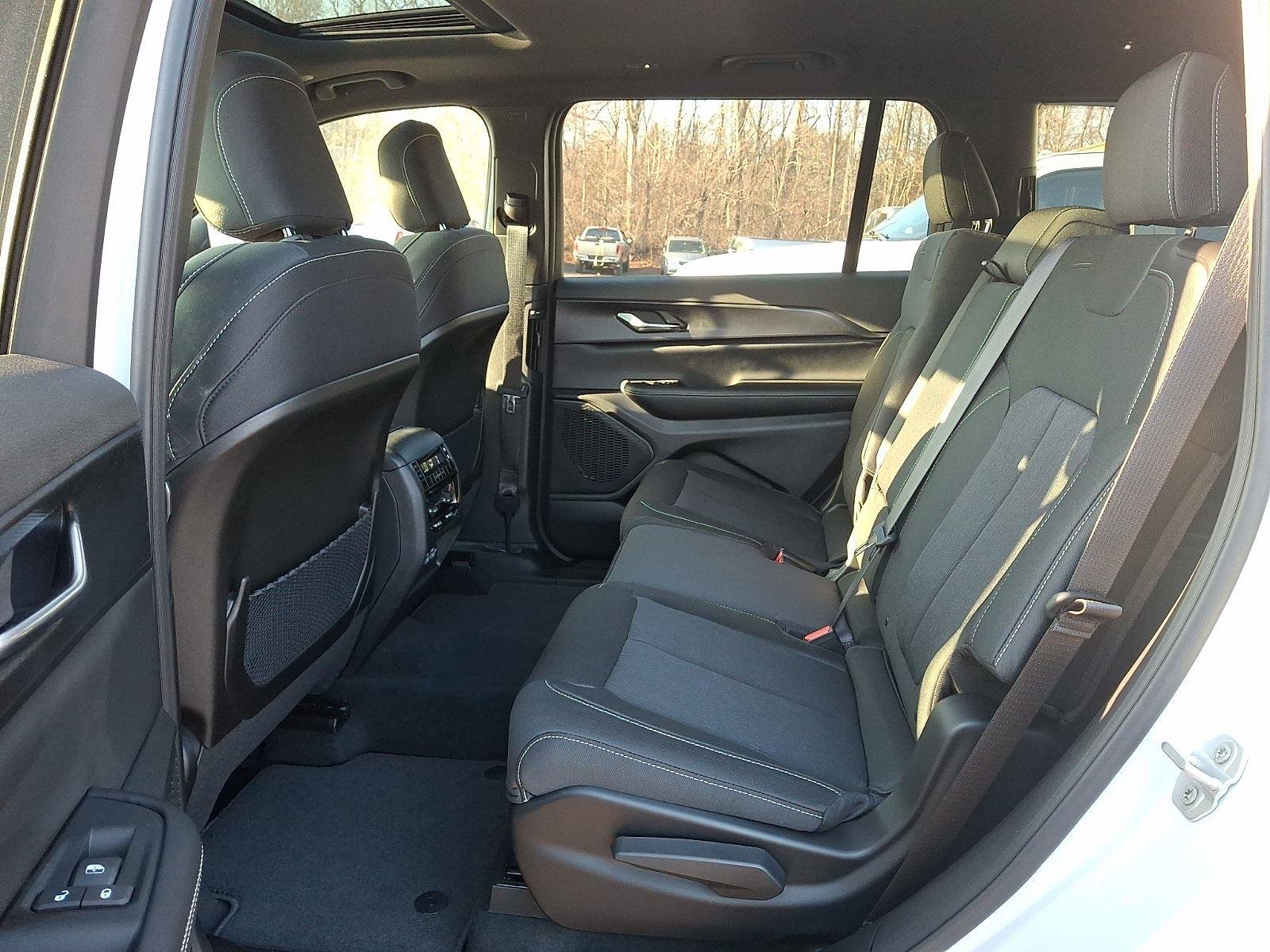 New 2026 Bright White Clear-Coat Exterior Paint Jeep Laredo X image 7