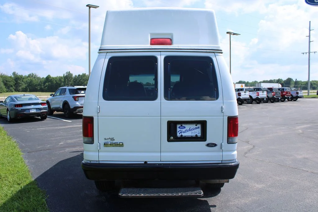 Used 2007 White Ford Commercial image 8