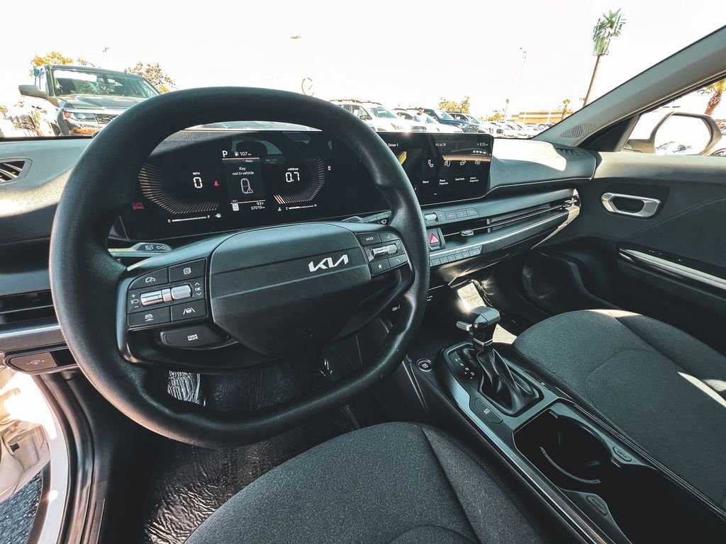 Used 2025 White Kia LXS image 17