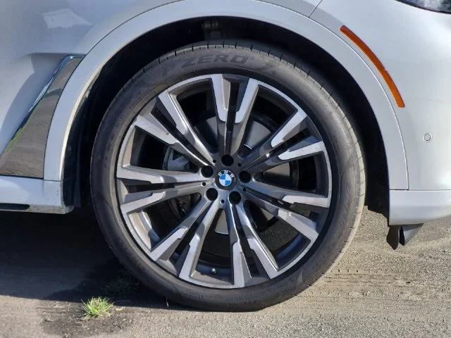 Used 2022 White BMW xDrive40i image 7