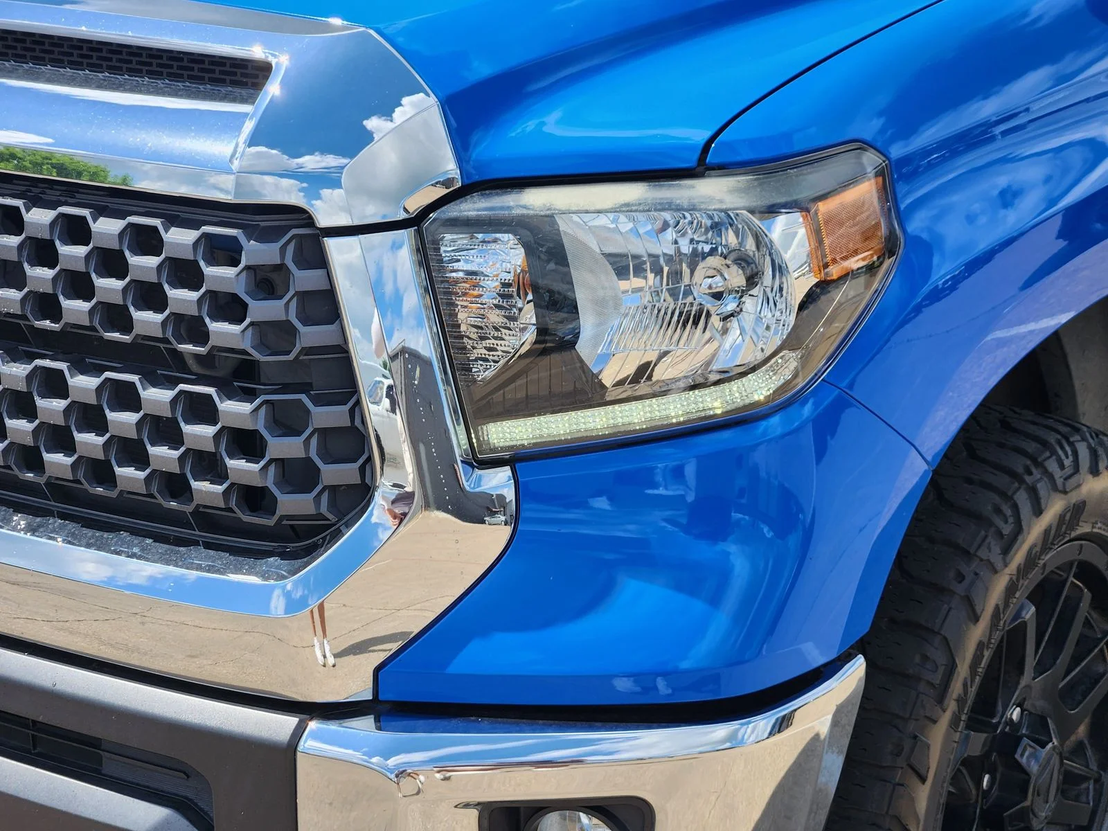 Used 2020 Blue Toyota SR5 image 7