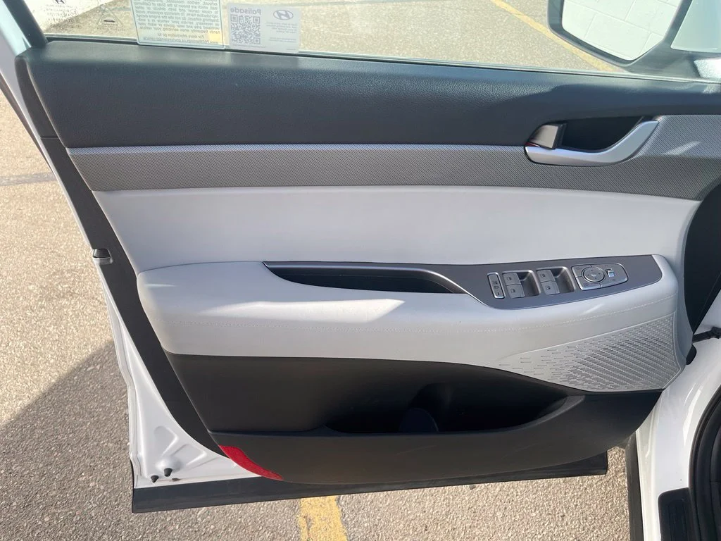 Used 2025 White Hyundai SEL image 12