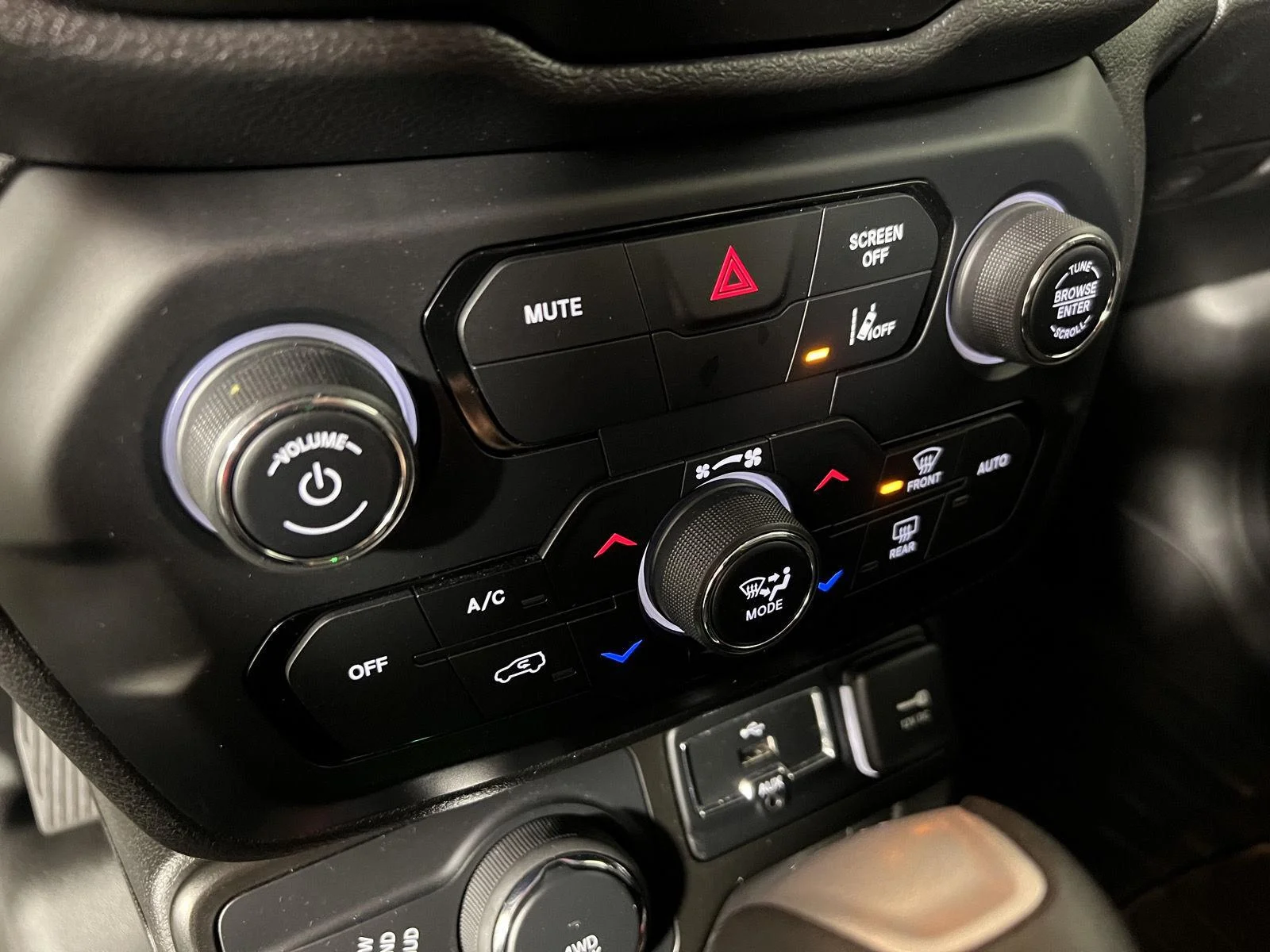 Used 2021  Jeep Latitude image 11