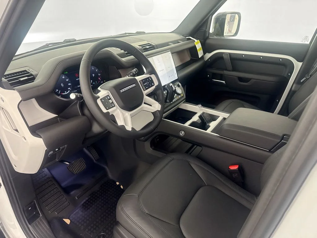 New 2026 White Land Rover X-Dynamic SE image 9