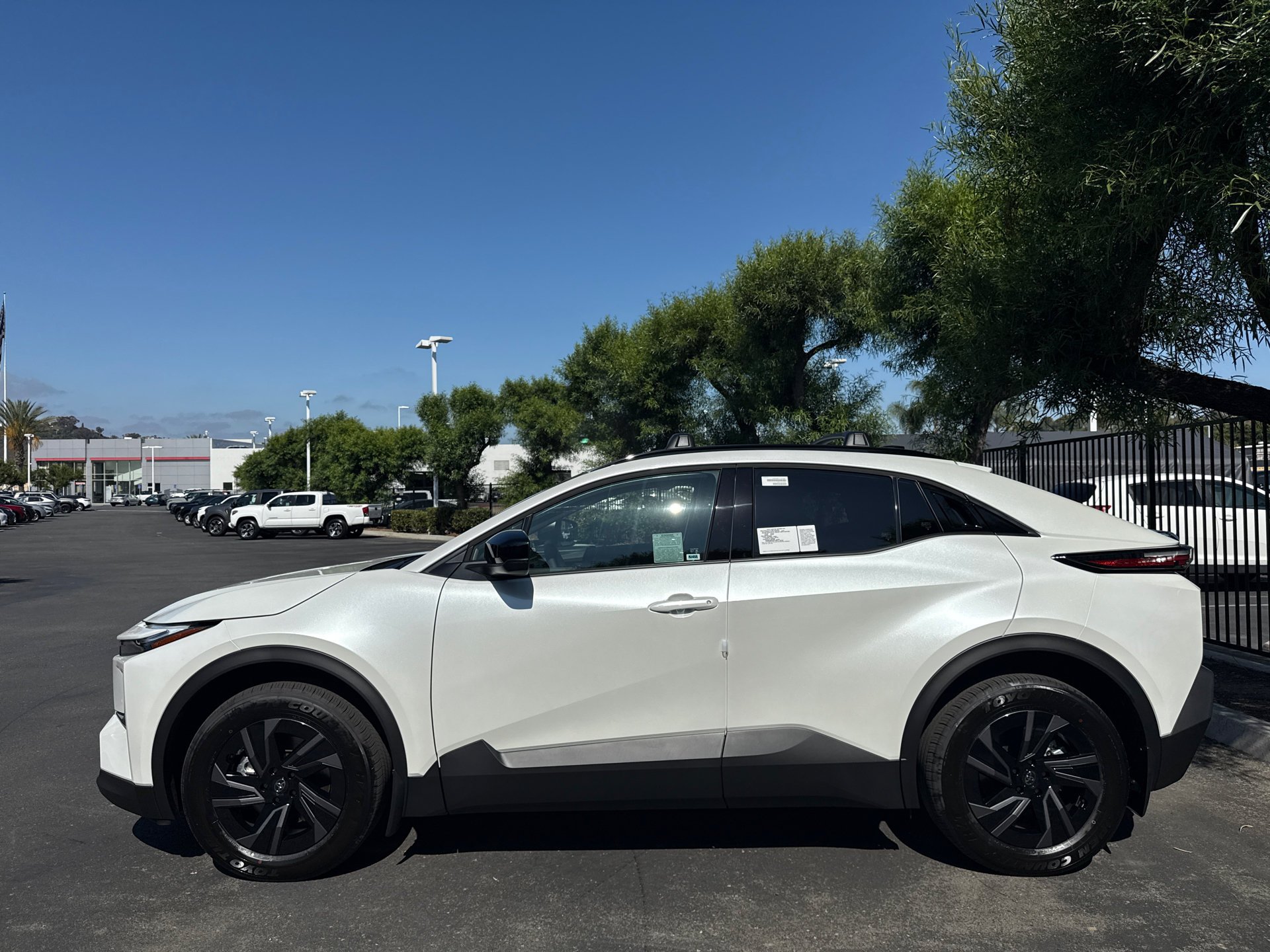 New 2026 Wind Chill Pearl <sup>1</sup> Toyota  SE image 4