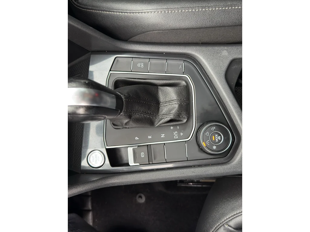 Used 2020 White Volkswagen SE image 29