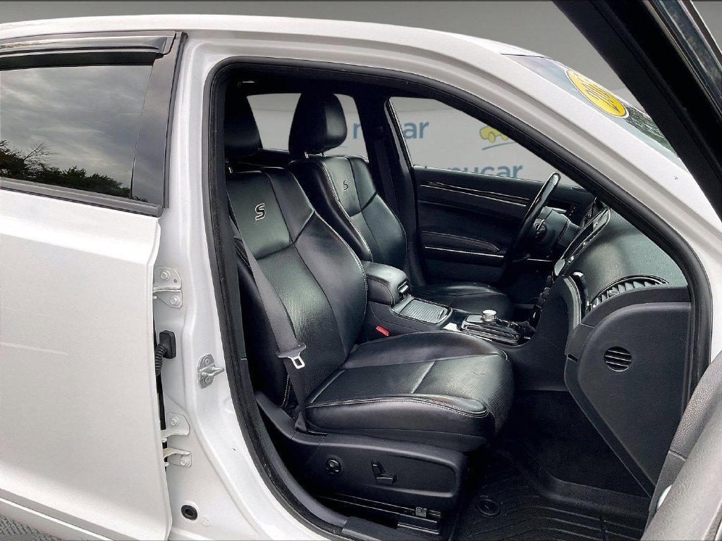Used 2017 White Chrysler S image 11