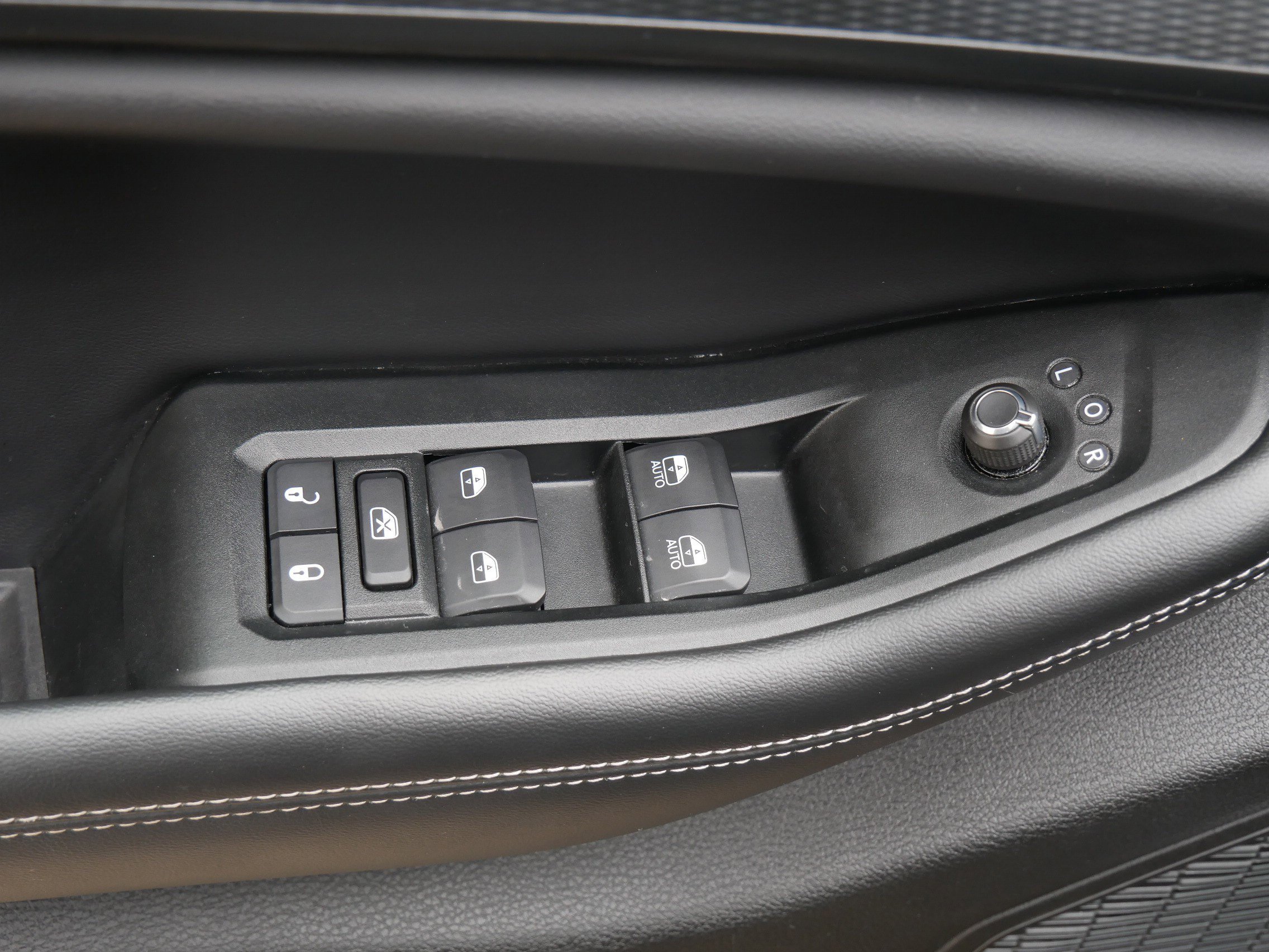 Used 2025 Diamond Black Crystal Pearlcoat Jeep Altitude image 18