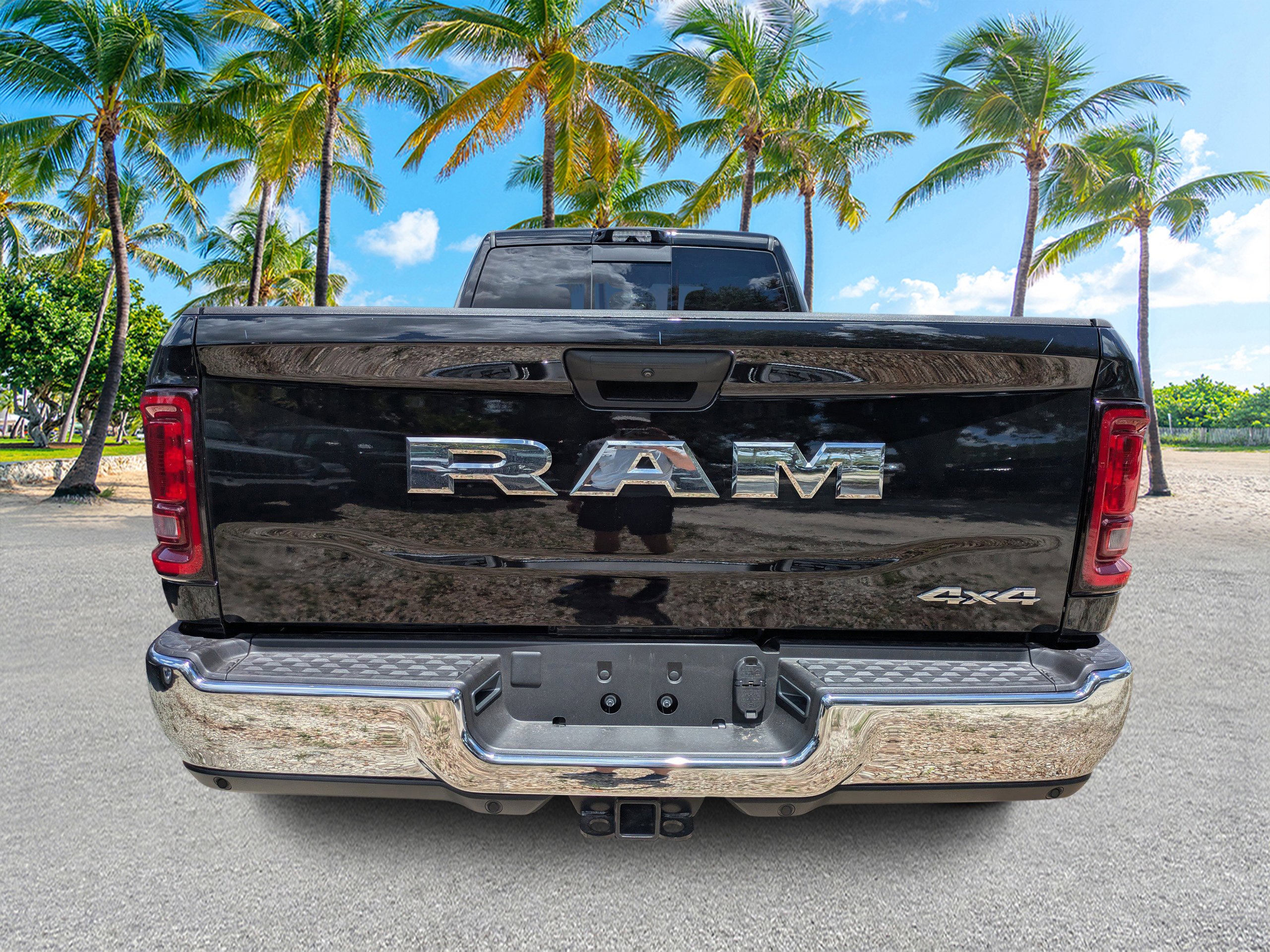 New 2026 Diamond Black Crystal Pearl-Coat Exterior Paint RAM Tradesman image 3