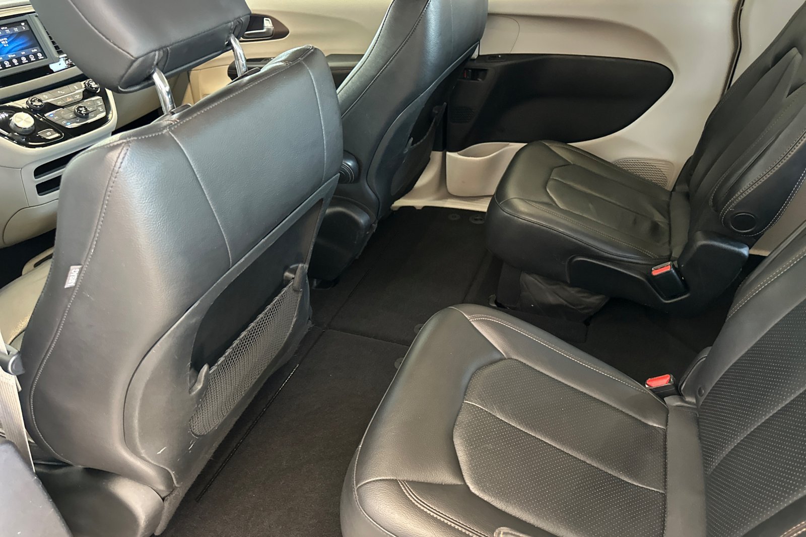 Used 2019 Black Chrysler Touring L image 12