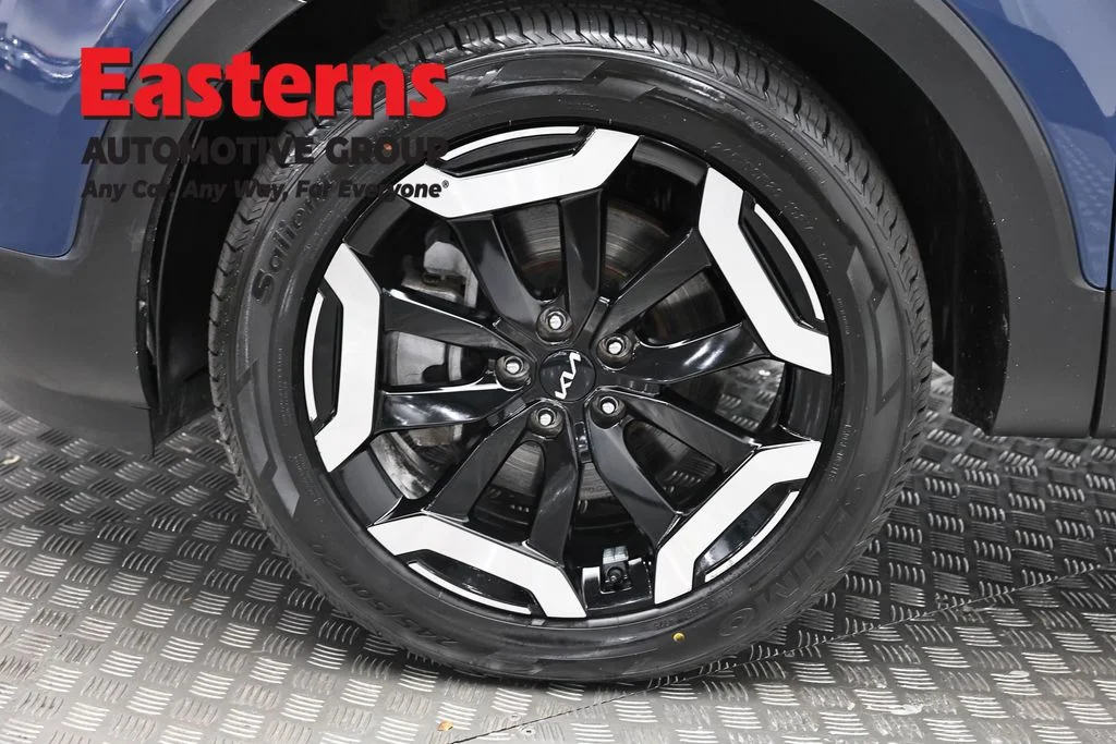 Used 2025 Black Kia S image 33
