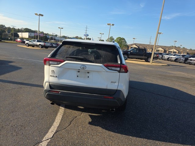 Used 2020 White Toyota XLE Premium image 4