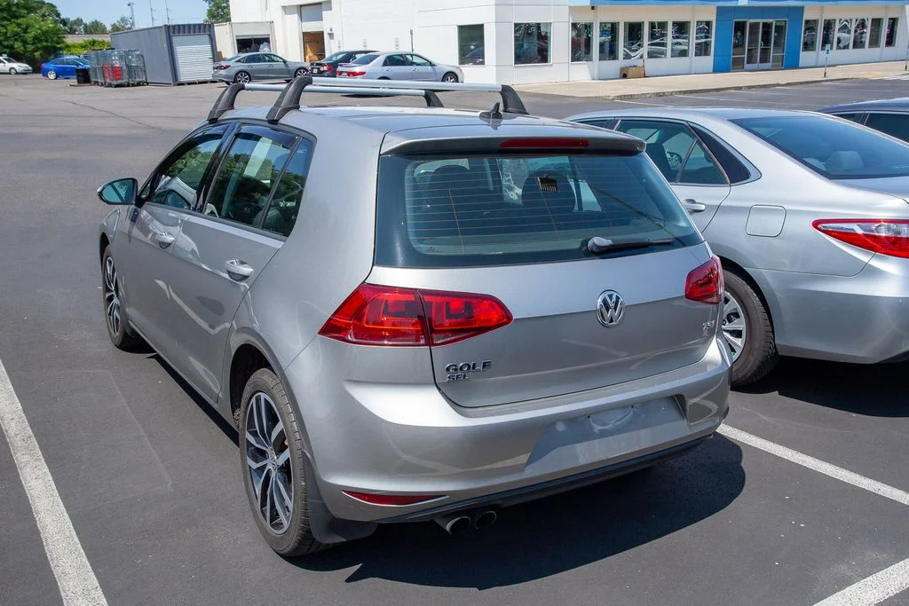 Used 2016 Tungsten Silver Metallic Volkswagen TSI SE 4-Door image 4