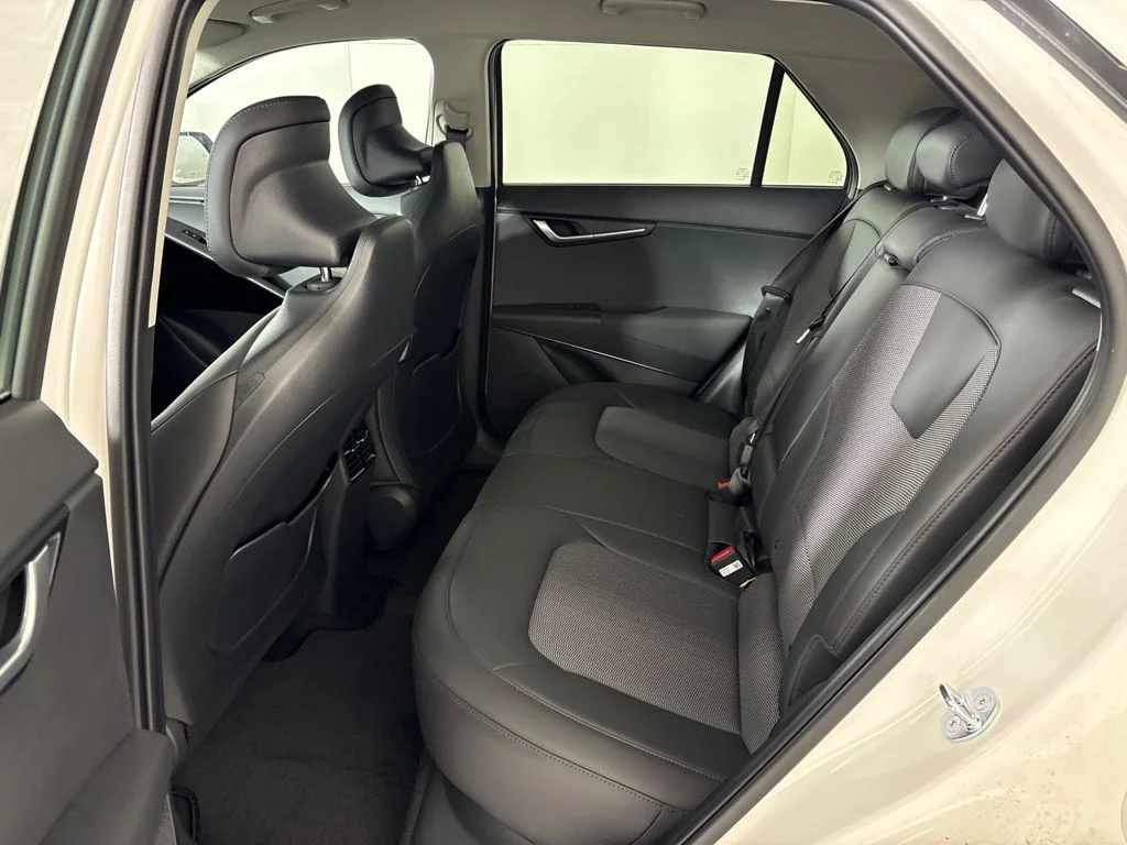 New 2026 Snow White Pearl Kia WIND image 23