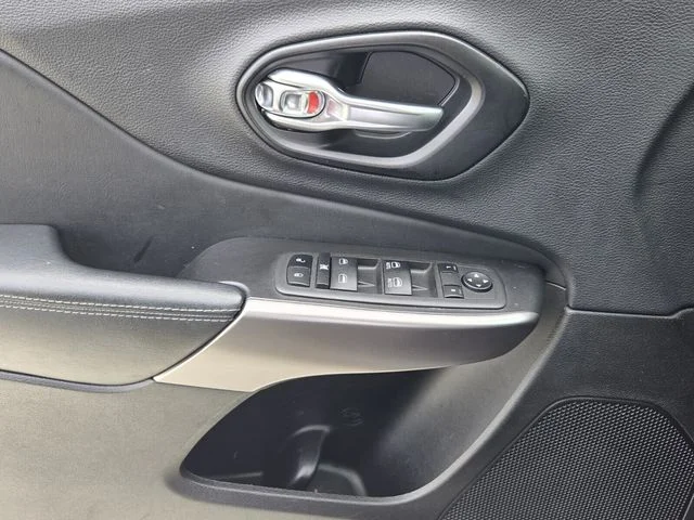 Used 2022 Gray Jeep Latitude Lux image 27