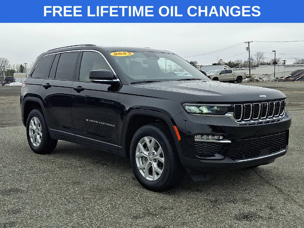 Used 2023 Diamond Black Crystal Pearlcoat Jeep Limited image 1