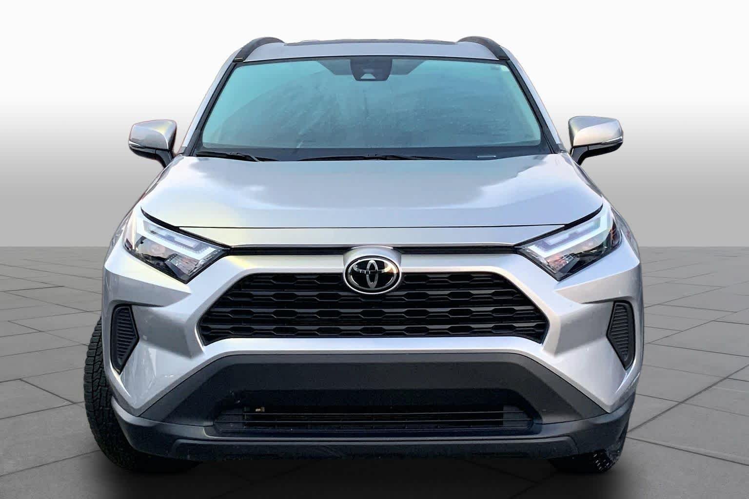 Used 2025 Silver Sky Metallic Toyota XLE image 4