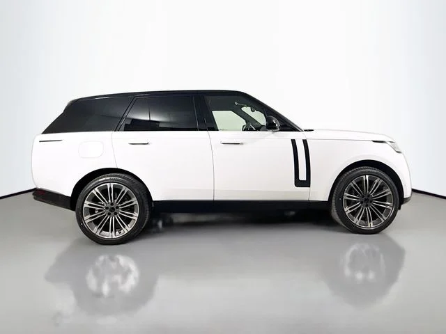 New 2026 Fuji White Land Rover SE image 4