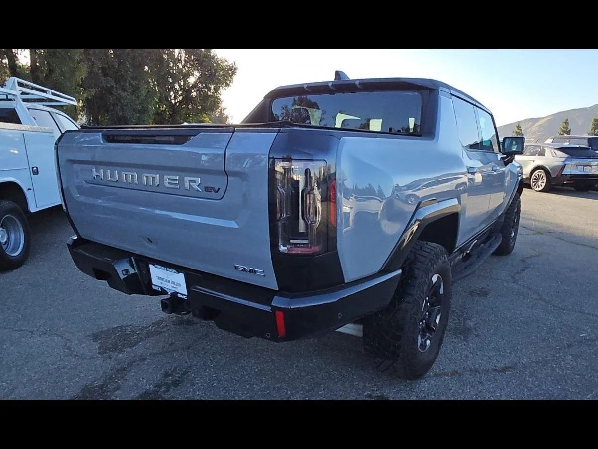 Used 2024 Meteorite Metallic (Grey) GMC 2X image 21