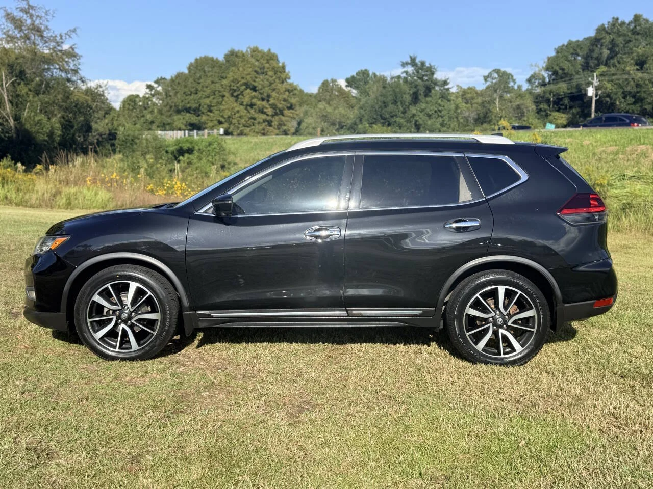Used 2019 Black Nissan SL 4dr Crossover image 2