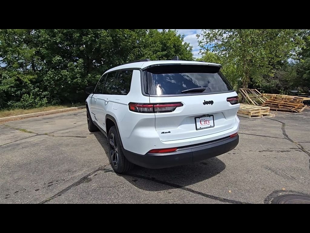New 2026 Bright White Clear-Coat Exterior Paint Jeep Limited image 8