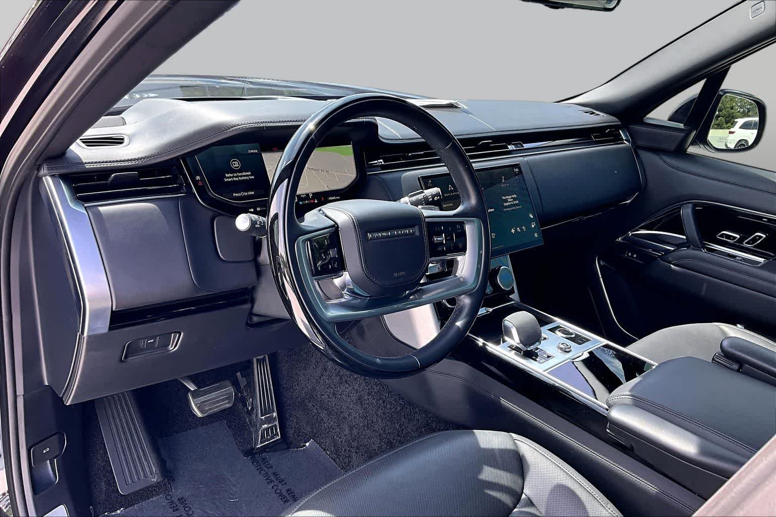 Used 2023 Ligurian Black SV Bespoke Ultra Metallic Sat Land Rover Autobiography image 17