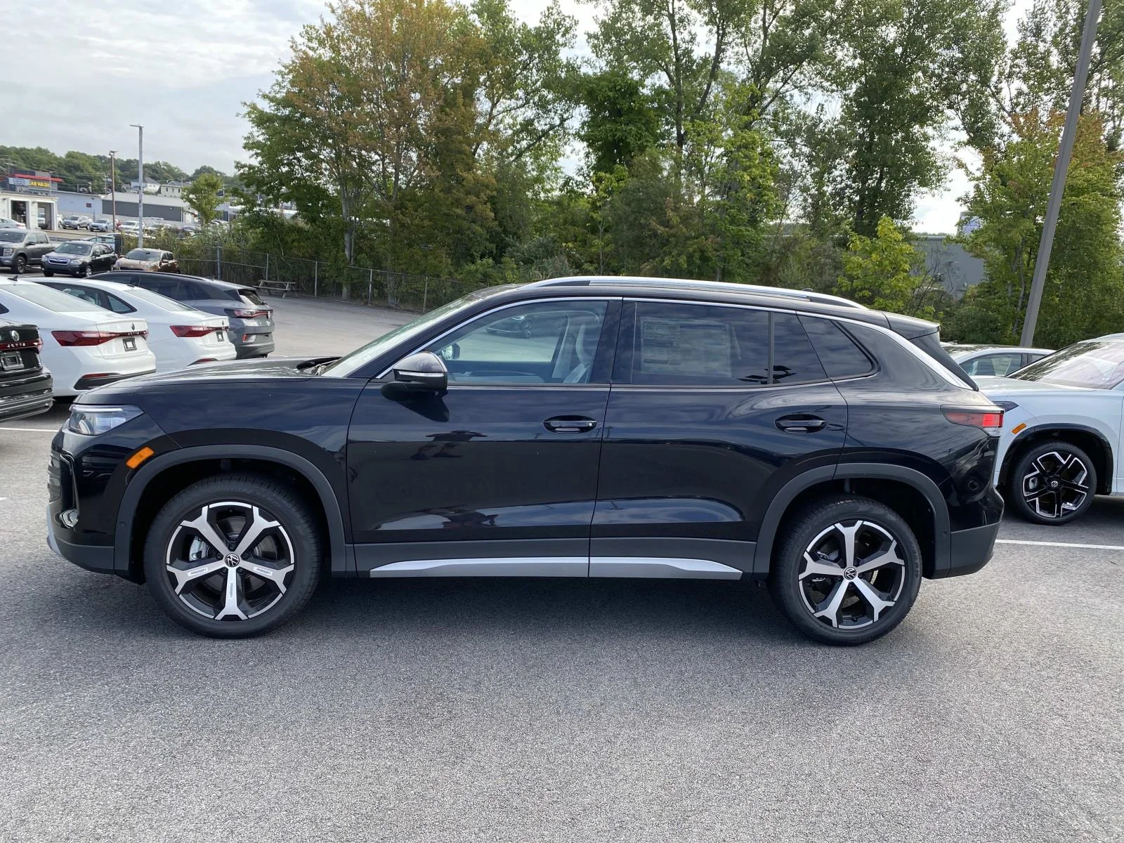 2026 Volkswagen Tiguan SE - Photo 2